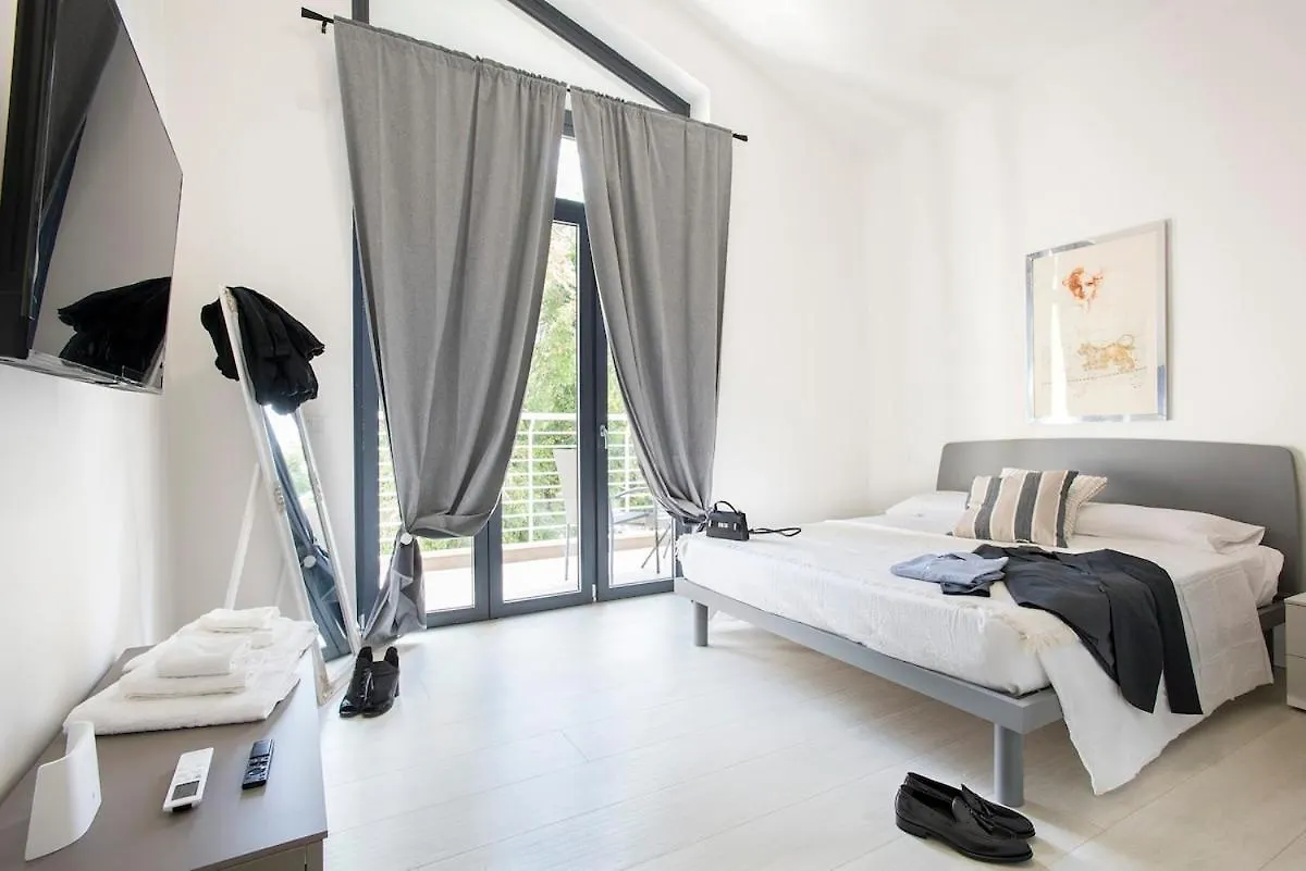 Apartment Urban Oasis With Patio For 5 Guests - Reserved Parking - Termini Rome Italy