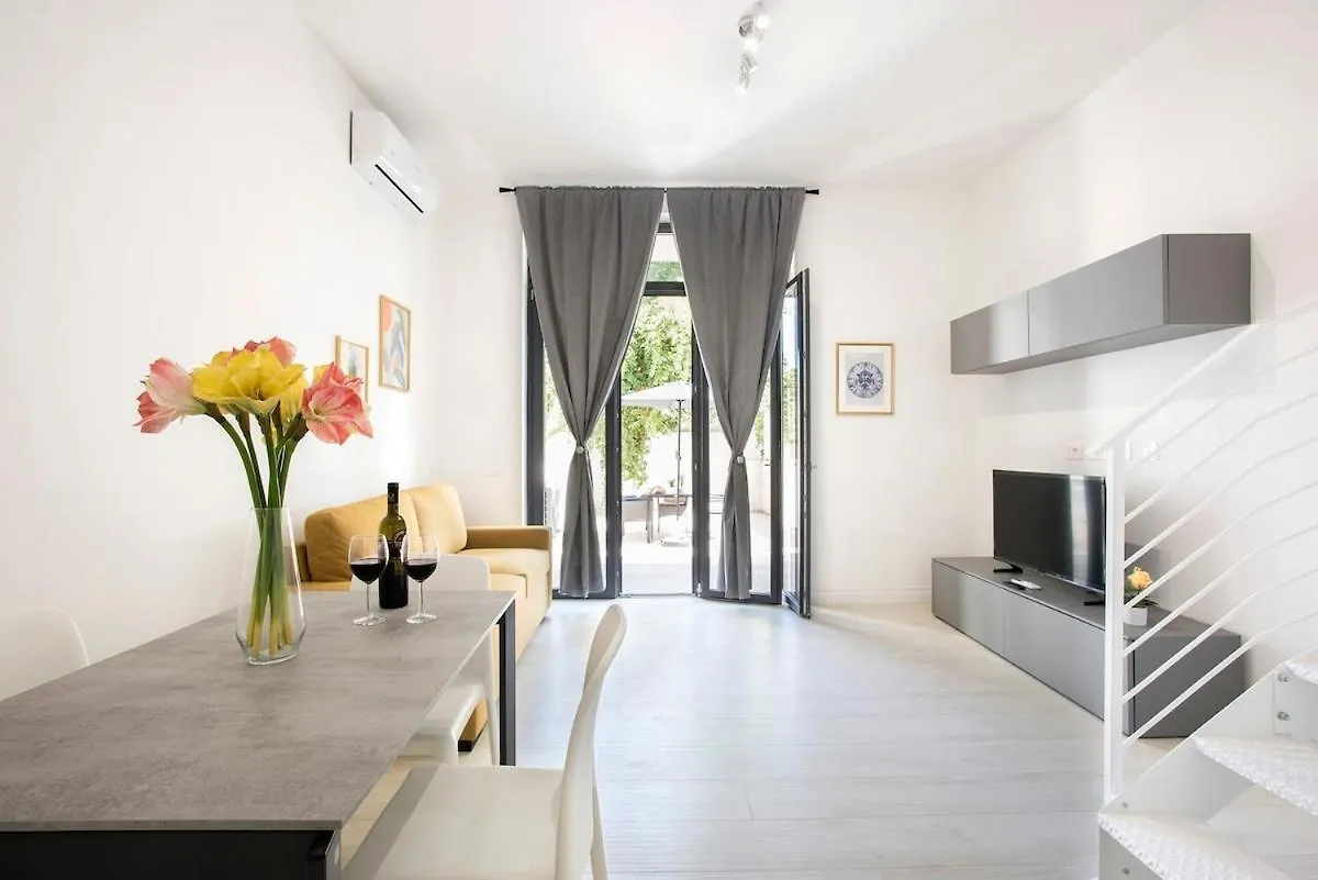 Urban Oasis With Patio For 5 Guests - Reserved Parking - Termini Rome