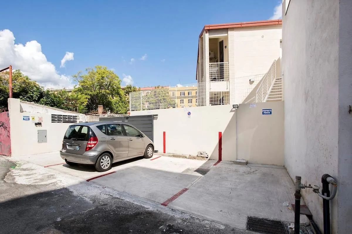 Apartment Urban Oasis With Patio For 5 Guests - Reserved Parking - Termini Rome Italy
