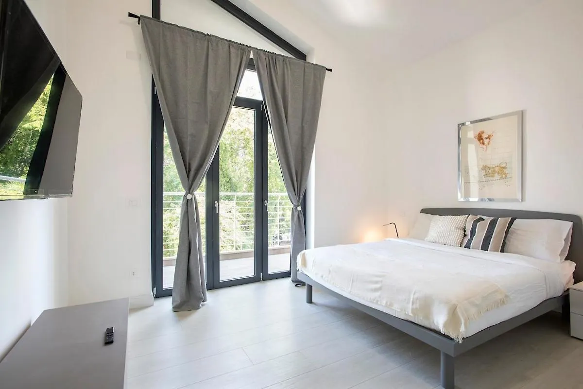 Urban Oasis With Patio For 5 Guests - Reserved Parking - Termini Rome Italy