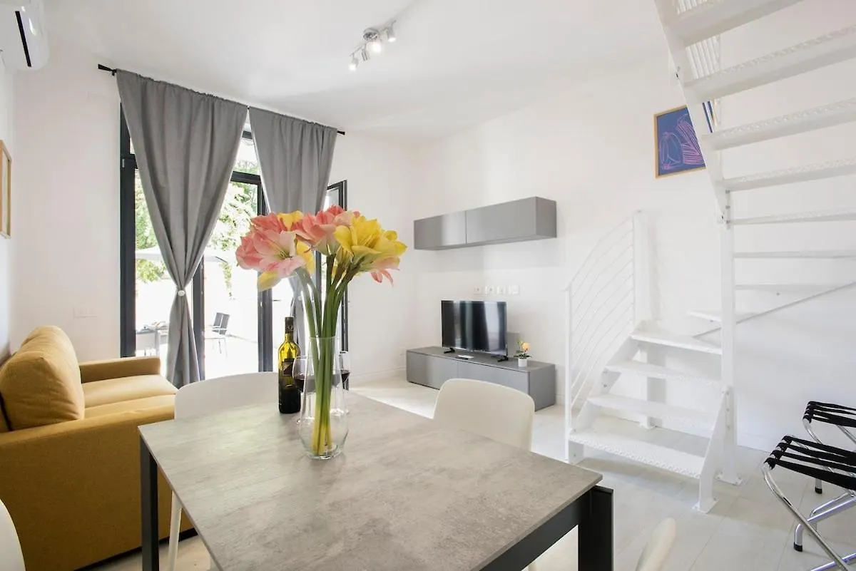 Apartment Urban Oasis With Patio For 5 Guests - Reserved Parking - Termini Rome