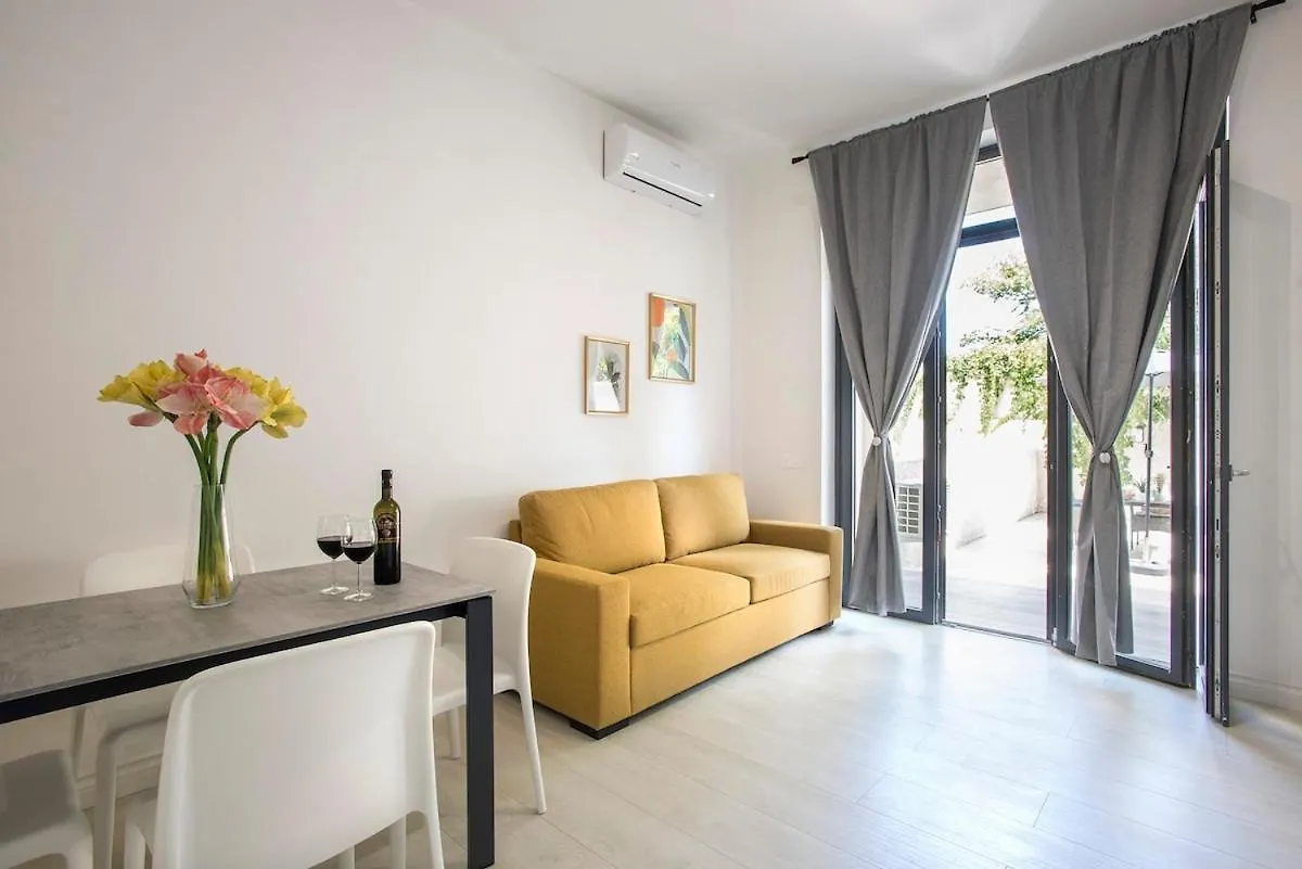 Apartment Urban Oasis With Patio For 5 Guests - Reserved Parking - Termini Rome
