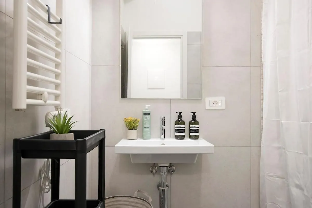 Urban Oasis With Patio For 5 Guests - Reserved Parking - Termini Rome