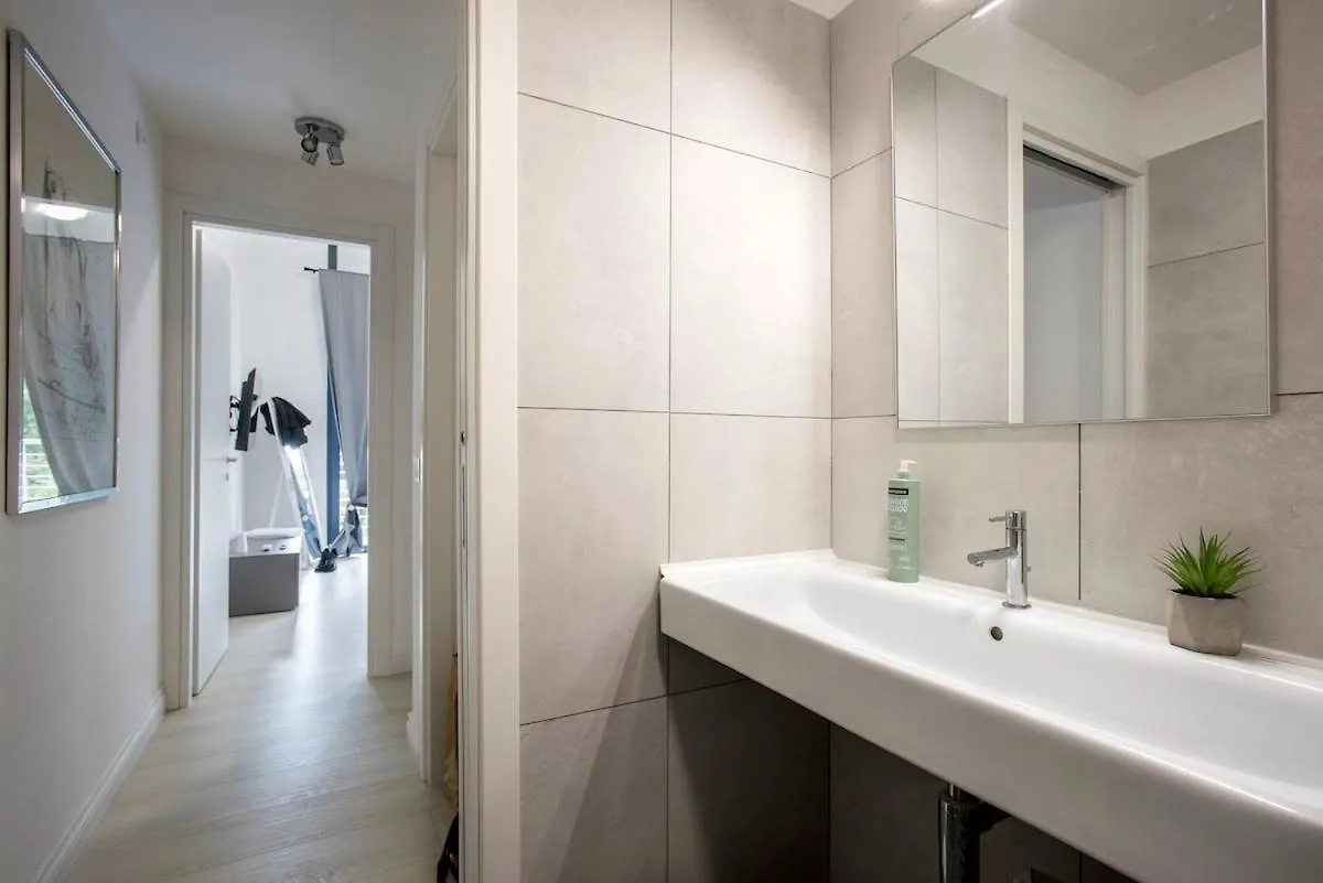 Apartment Urban Oasis With Patio For 5 Guests - Reserved Parking - Termini Rome Italy