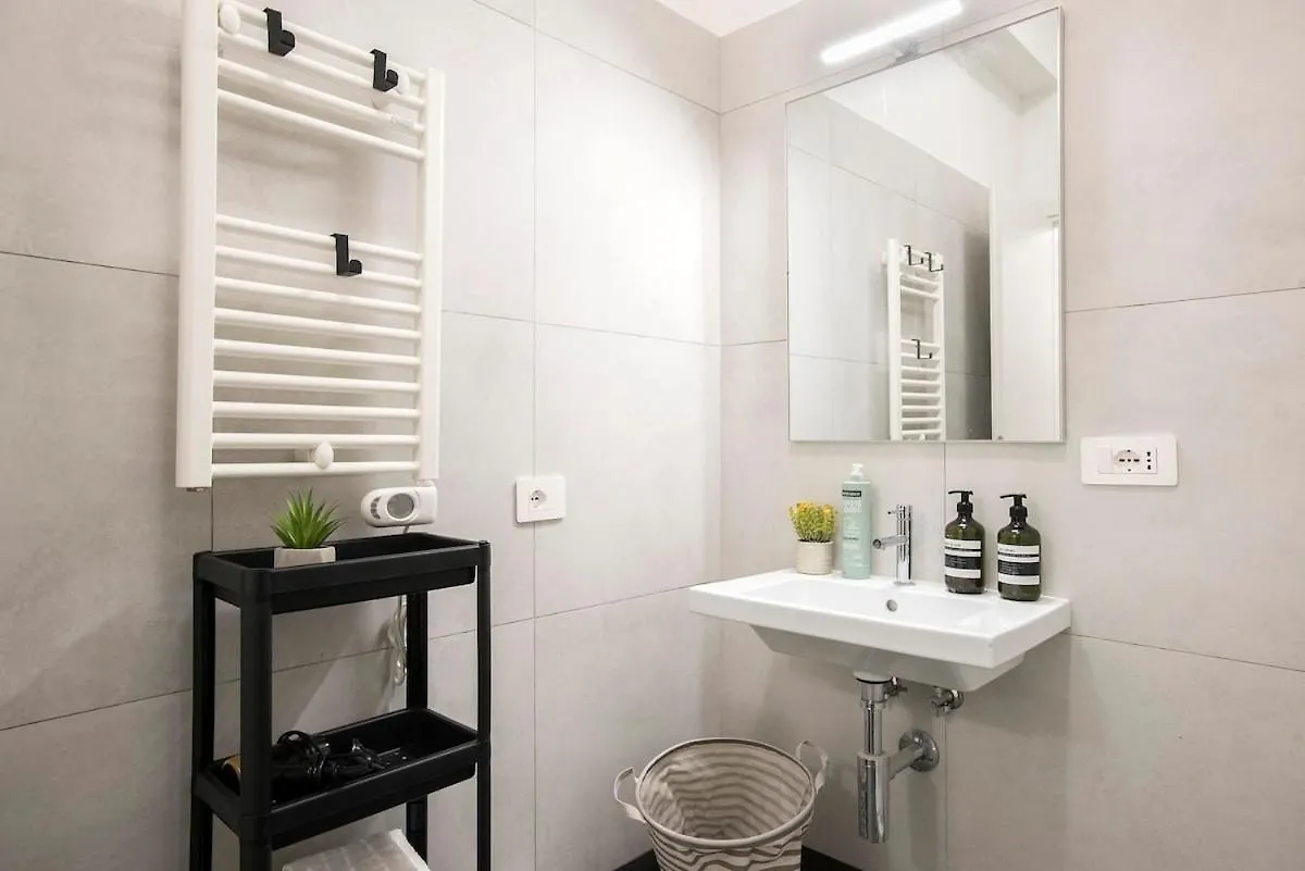 Urban Oasis With Patio For 5 Guests - Reserved Parking - Termini Rome