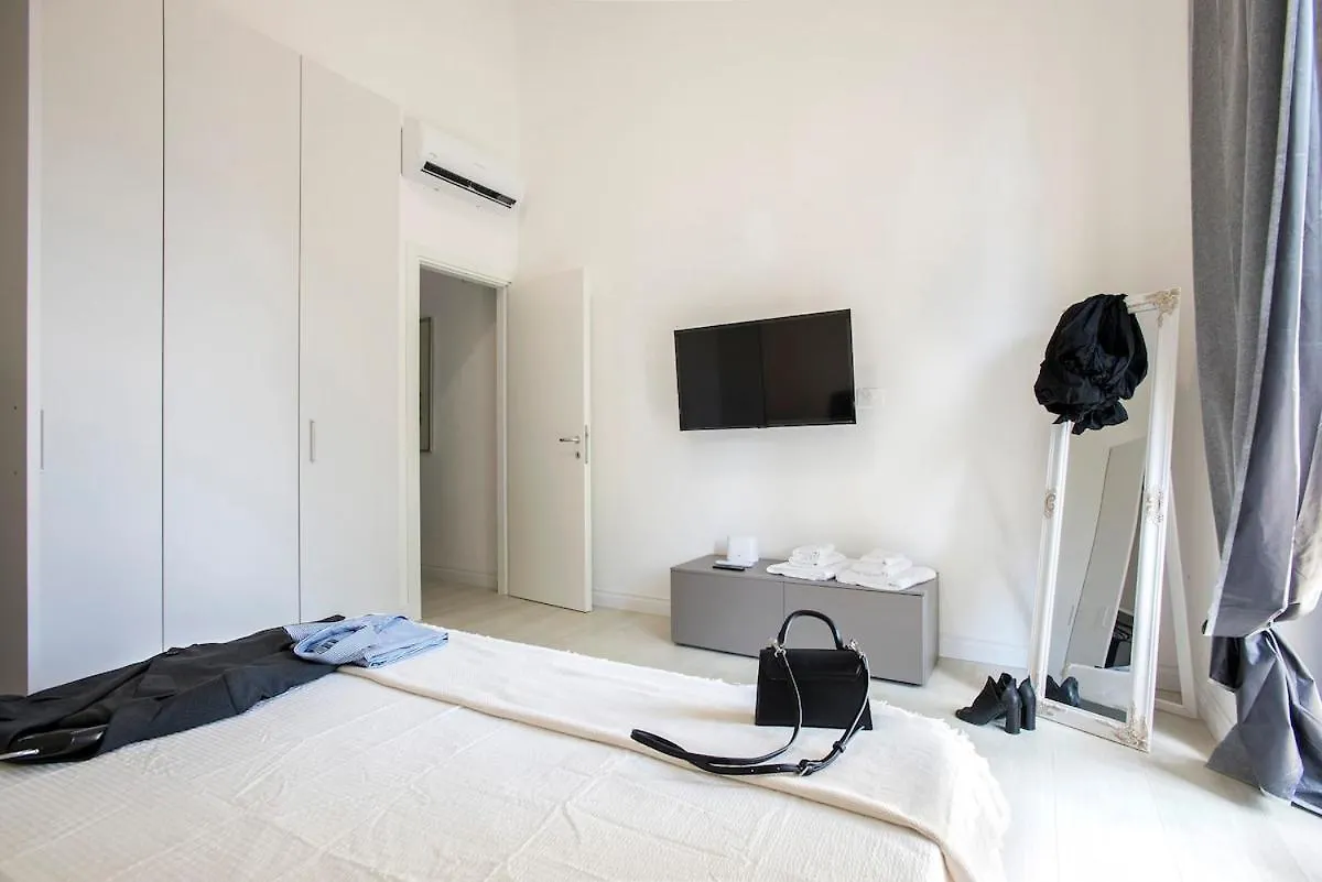 Urban Oasis With Patio For 5 Guests - Reserved Parking - Termini Rome Italy