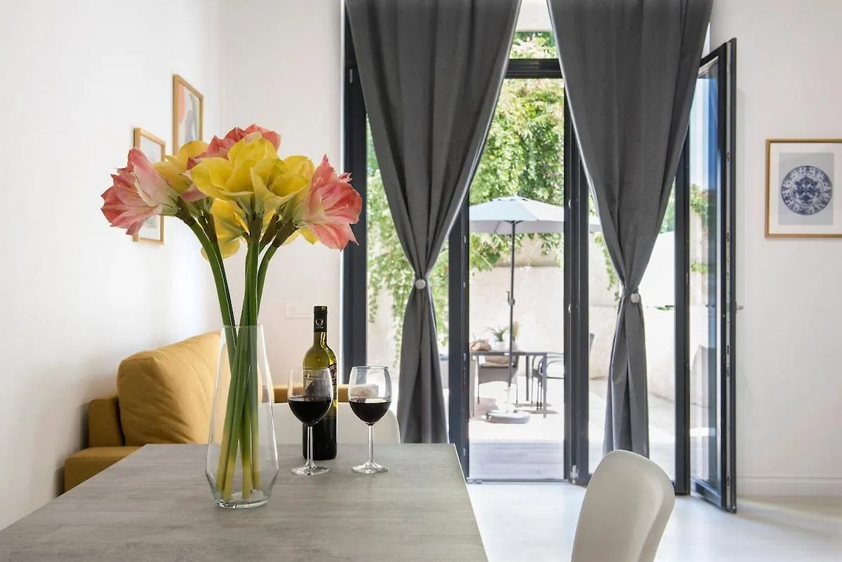 Apartment Urban Oasis With Patio For 5 Guests - Reserved Parking - Termini Rome