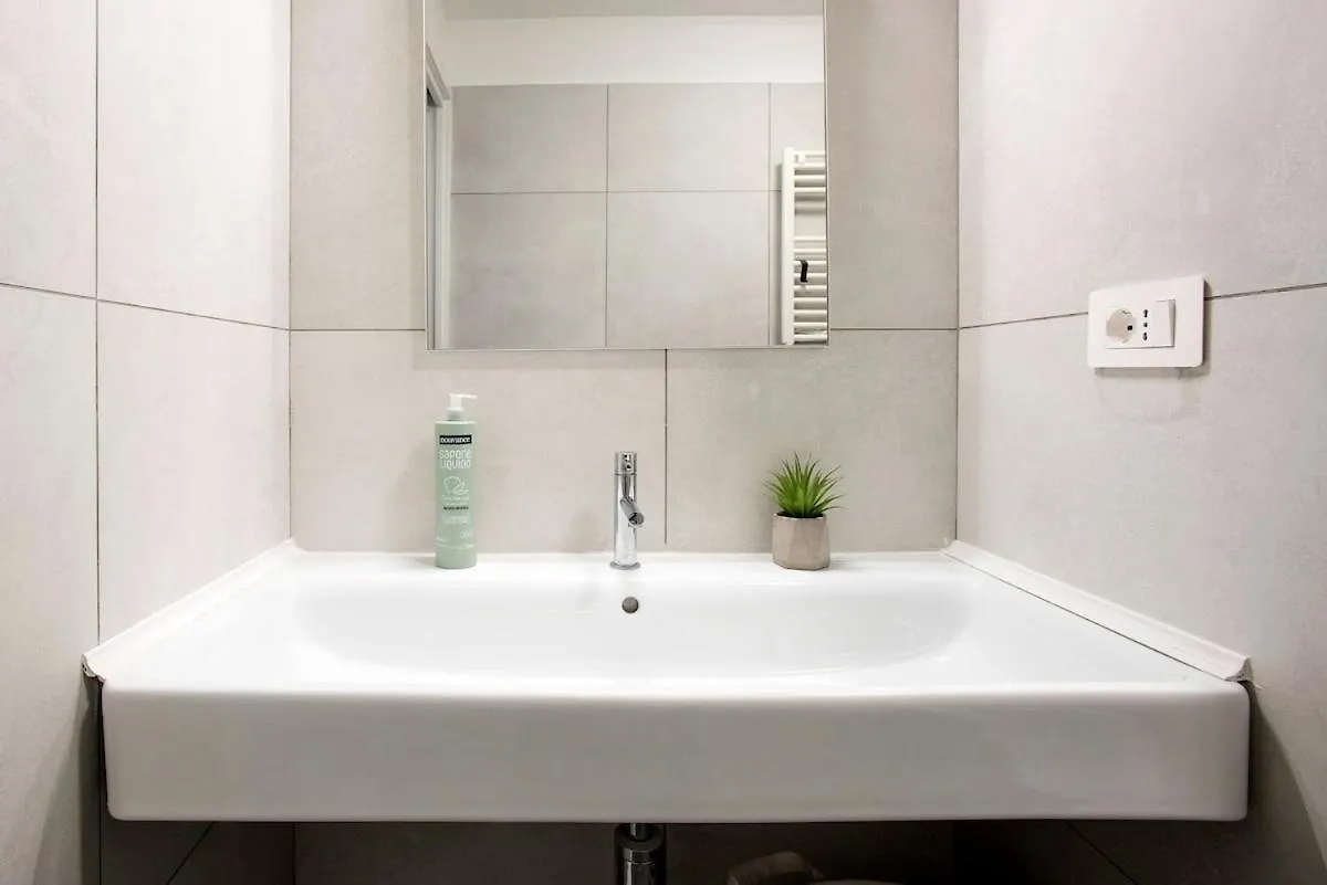 Urban Oasis With Patio For 5 Guests - Reserved Parking - Termini Rome Italy