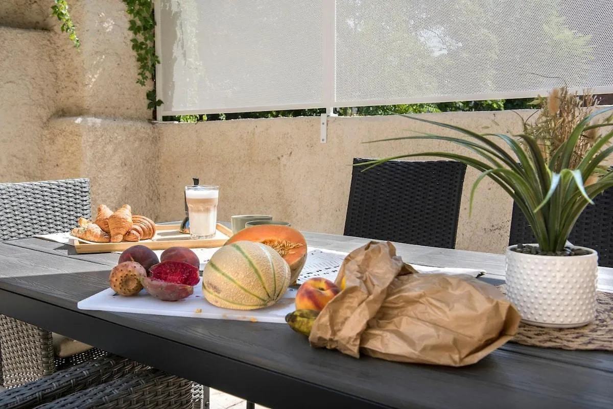 Apartment Urban Oasis With Patio For 5 Guests - Reserved Parking - Termini Rome