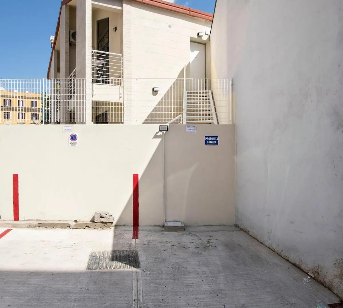 Apartment Urban Oasis With Patio For 5 Guests - Reserved Parking - Termini Rome