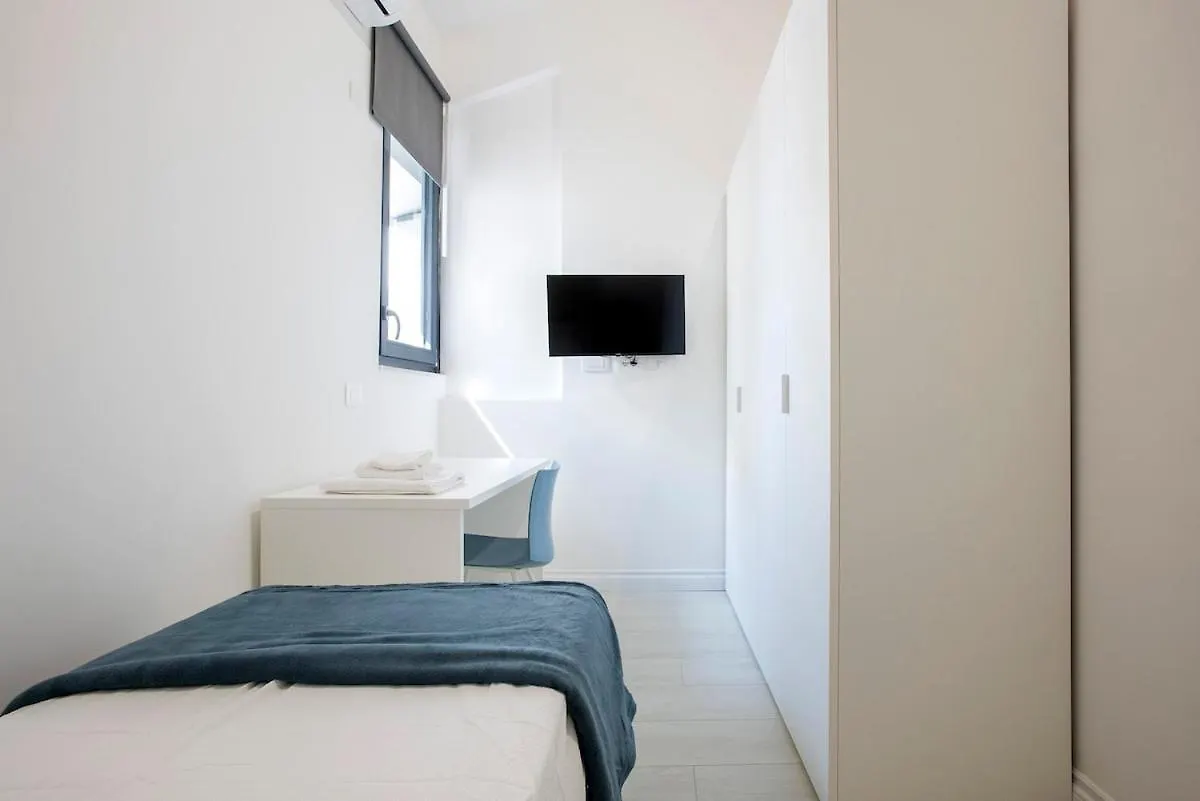 Apartment Urban Oasis With Patio For 5 Guests - Reserved Parking - Termini Rome