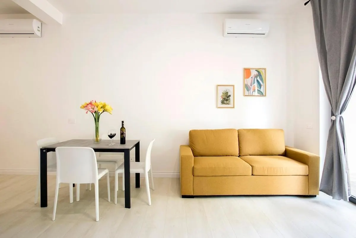 Urban Oasis With Patio For 5 Guests - Reserved Parking - Termini Rome