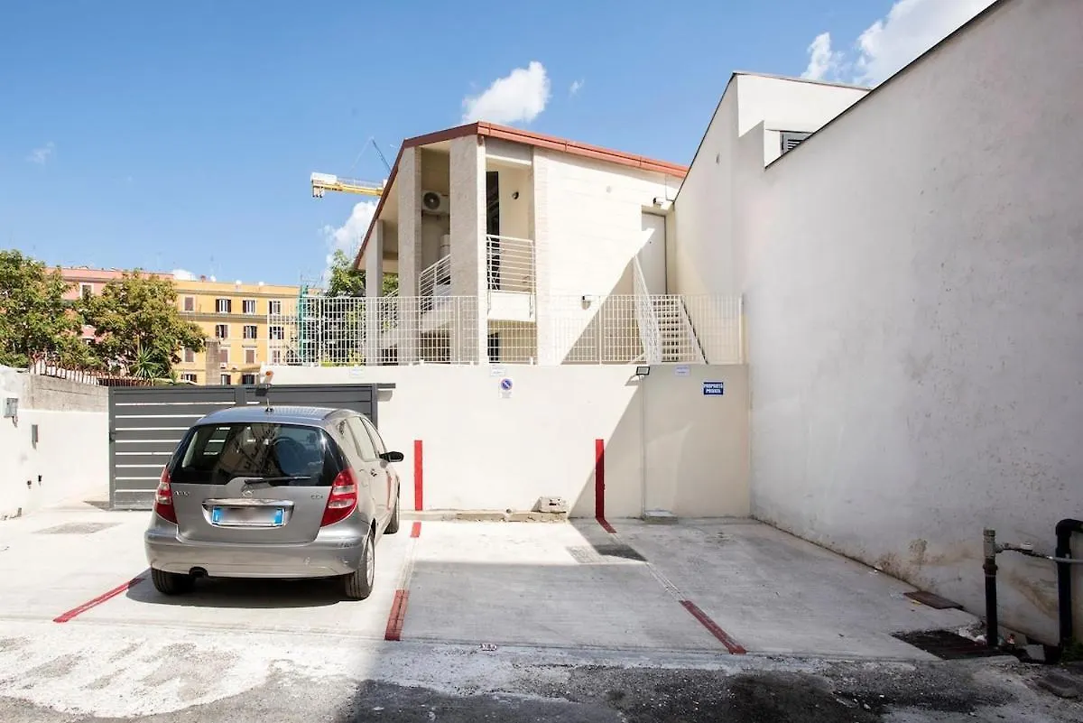 Apartment Urban Oasis With Patio For 5 Guests - Reserved Parking - Termini Rome