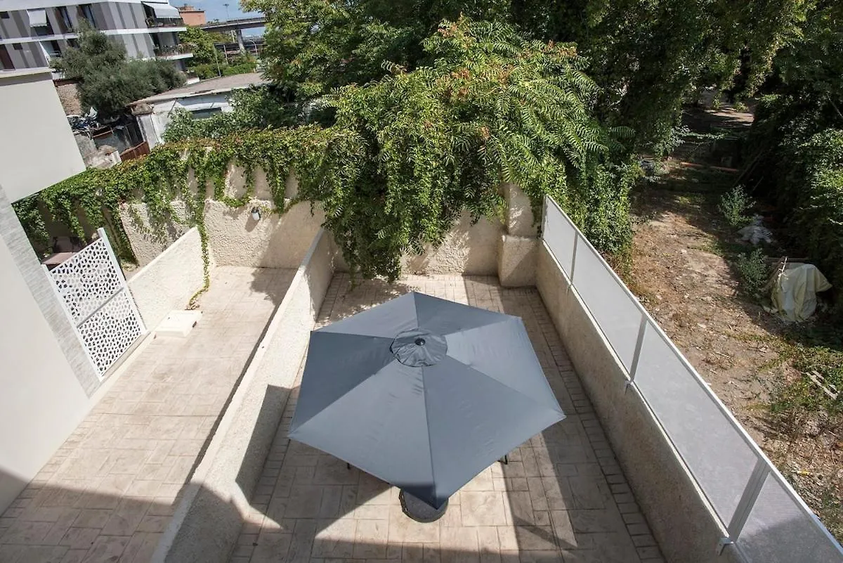 Urban Oasis With Patio For 5 Guests - Reserved Parking - Termini Rome Apartment