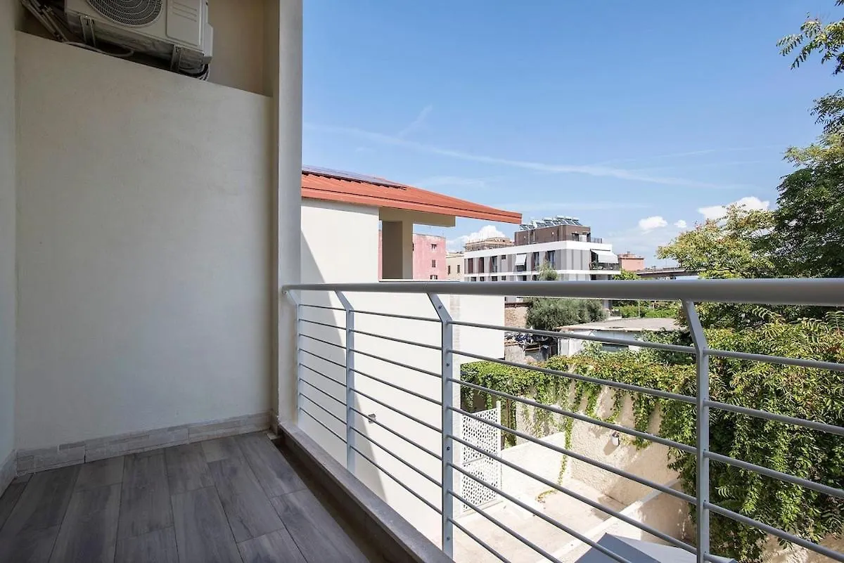 Apartment Urban Oasis With Patio For 5 Guests - Reserved Parking - Termini Rome