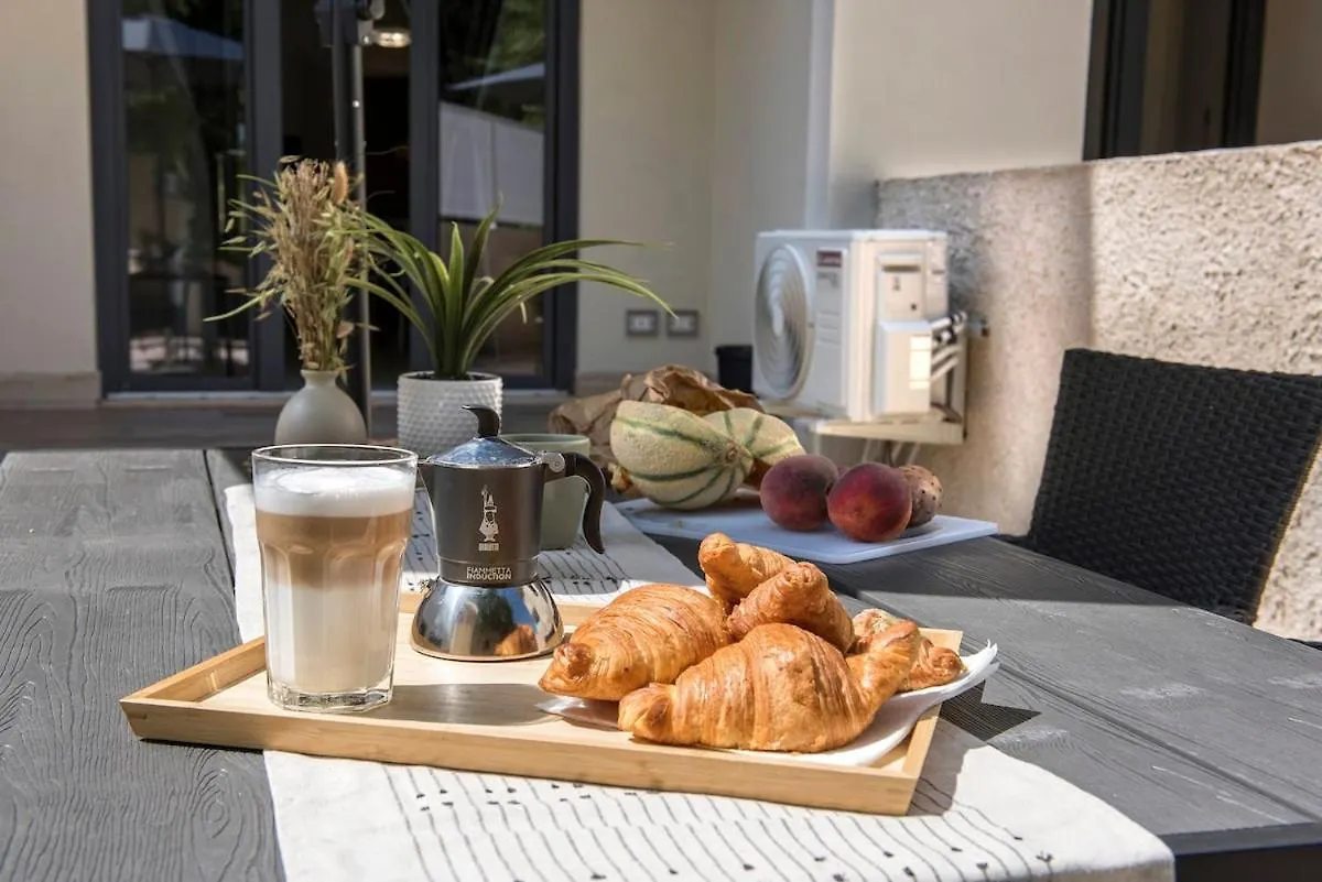 Apartment Urban Oasis With Patio For 5 Guests - Reserved Parking - Termini Rome