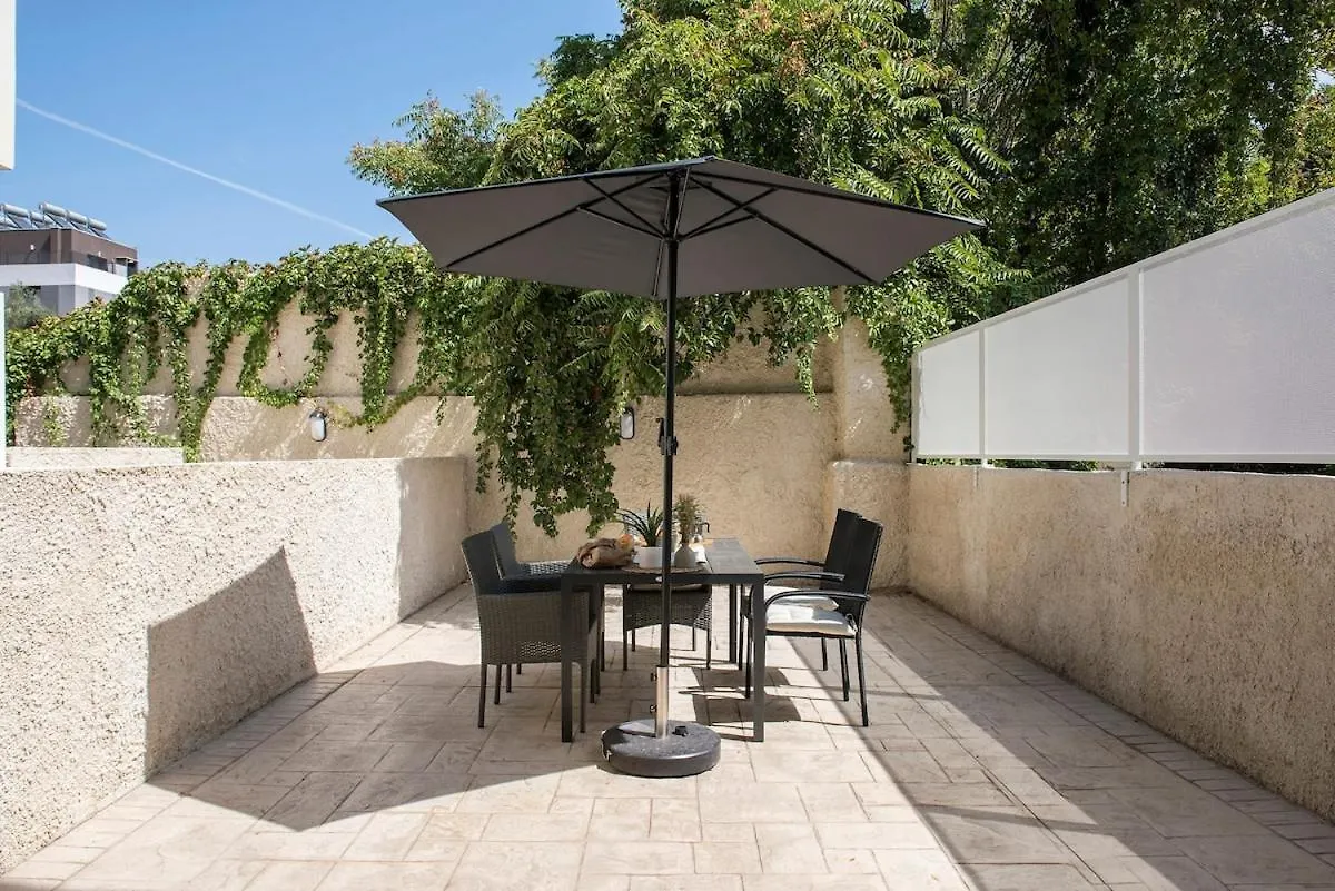 Urban Oasis With Patio For 5 Guests - Reserved Parking - Termini Rome Apartment