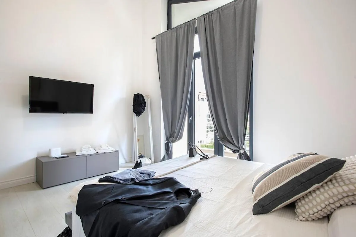 Apartment Urban Oasis With Patio For 5 Guests - Reserved Parking - Termini Rome Italy