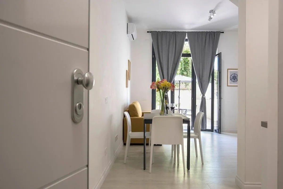Urban Oasis With Patio For 5 Guests - Reserved Parking - Termini Rome