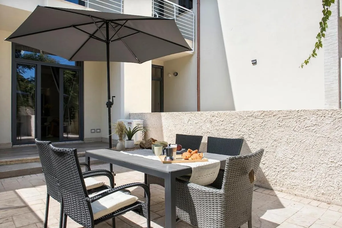 Apartment Urban Oasis With Patio For 5 Guests - Reserved Parking - Termini Rome Italy